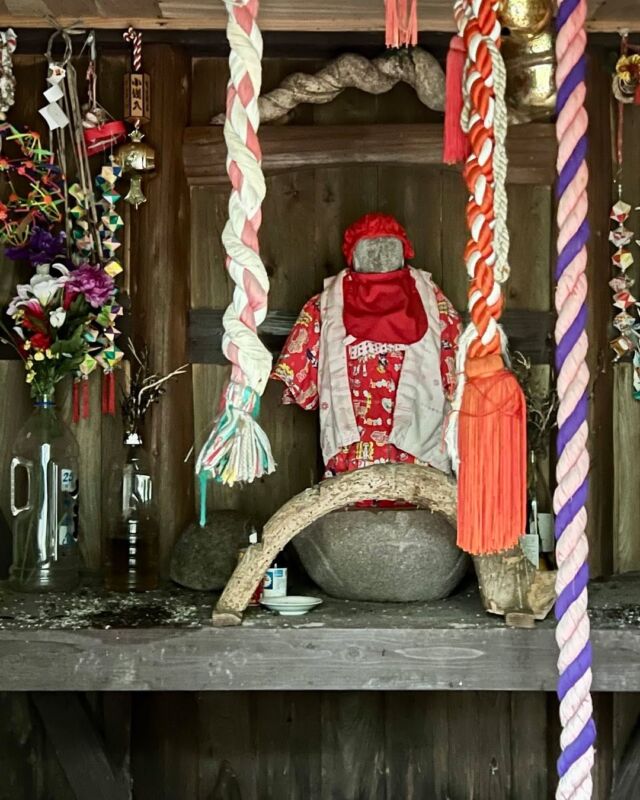 Amazake Jizō, said to have been set up by the monk Benke in thanks to monkeys who made a shelter for Minamoto no Yoshitsune, his wife, newborn baby, and loyal retainer. Benke. On the trail from Naruko Onsen, Miyagi.